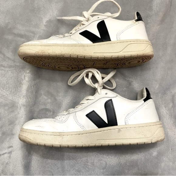 Veja Shoes - Veja V-10 sneakers shoes Size 6